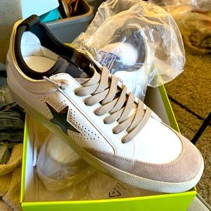 Gianni Bini sneakers! White with camouflage features and a star.